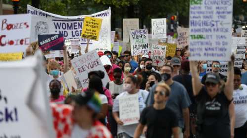 Συντηρητική αναδίπλωση στις ΗΠΑ: Μετά τις αμβλώσεις στο στόχαστρο οι γάμοι ομόφυλων και η αντισύλληψη