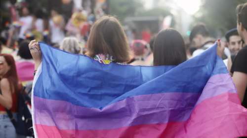 Ομοφοβική επίθεση σε ομοφυλόφιλο φοιτητή στην Πάτρα: Τον έσπασαν στο ξύλο και τον έβαψαν με μπογιές