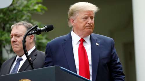 Εκτός ελέγχου ο Τραμπ: Τώρα τα έβαλε και με τον Πομπέο γιατι δεν βρήκε κάτι που να ενοχοποιεί την Κλίντον