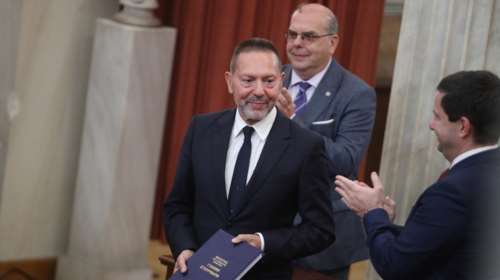 Το Πανεπιστήμιο Αθηνών τίμησε τον Γιάννη Στουρνάρα - Σημαντικές παρουσίες στην τελετή [εικόνες]