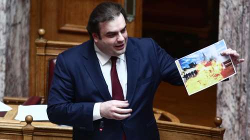 Ο Πιερρακάκης απάντησε με φωτογραφία αστυνομικών στην κριτική της αντιπολίτευσης για απρόκλητη επίθεση των ΜΑΤ σε φοιτητές