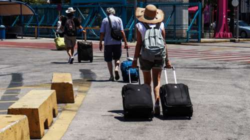 Δημοσκόπηση Marc: Περίπου ένας στους δύο Έλληνες δεν θα πάνε διακοπές φέτος λόγω της ακρίβειας [Βίντεο]