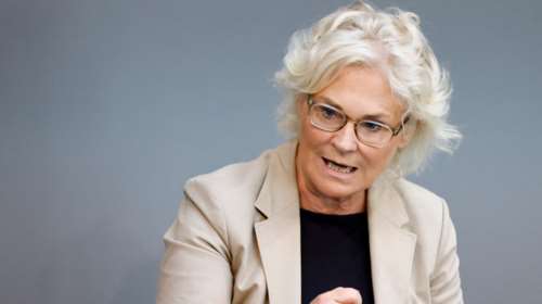 Γερμανία: Κατακραυγή για την υπουργό Άμυνας, επειδή ταξιδεύει με τον γιο της με στρατιωτικά ελικόπτερα