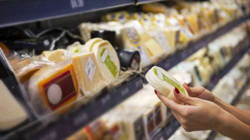 Ποιες βιομηχανίες μειώνουν τις τιμές στα ράφια των σούπερ μάρκετ και γιατί
