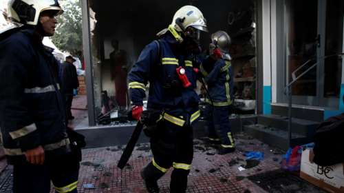 Συναγερμός στον Πειραιά: Πυρκαγιά σε κατάστημα - Απεγκλωβίστηκαν δύο άτομα