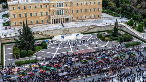 "Ολονυχτία" αγροτών στο Σύνταγμα με 44 τρακτέρ, θα παραμείνουν μέχρι το μεσημέρι - Συνεχίζουν την κινητοποίηση