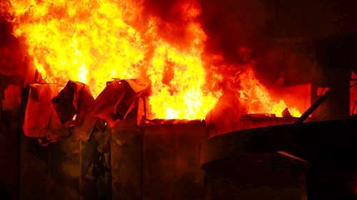 Συναγερμός στο Κορωπί: Εκτός ελέγχου η φωτιά στο εργοστάσιο της &quot;Καραμολέγκος&quot; - Εξαπλώθηκε σε διπλανά κτίρια [βίντεο - εικόνες]