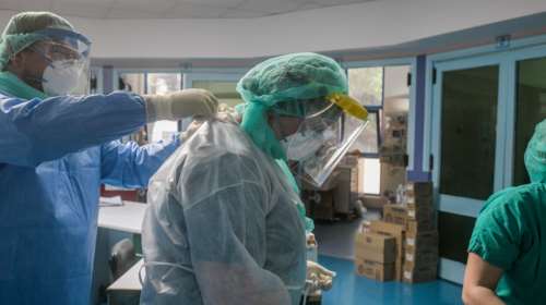 Κορονοϊός: Συναγερμός στις ΜΕΘ - Αύξηση των διασωληνωμένων - Στο τραπέζι &quot;η μάσκα παντού&quot;