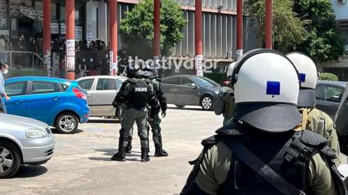 Επεισόδια στο ΑΠΘ: Αντεξουσιαστές έκλεισαν τους φοιτητές έξω, επιτέθηκαν στα ΜΑΤ- Πέτρες, χημικά και προσαγωγές