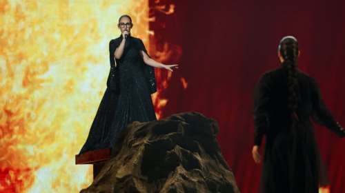 Eurovision 2025: Ποια είναι η &quot;μαυροφορεμένη μάνα&quot; που ήταν μαζί με την Κλαυδία στη σκηνή και εντυπωσίασε [βίντεο]