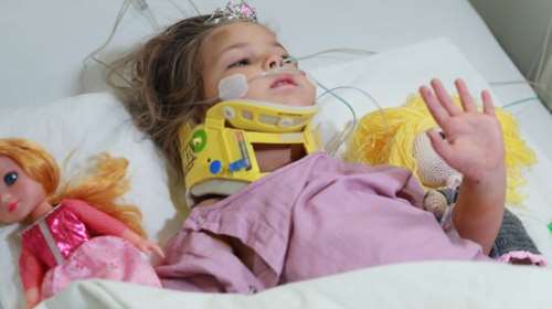 Σεισμός στη Σμύρνη: Αυτό είναι το τετράχρονο &quot;αγγελούδι&quot; που βγήκε ζωντανό από τα χαλάσματα - 4 μέρες μετά τα Ρίχτερ [βίντεο]