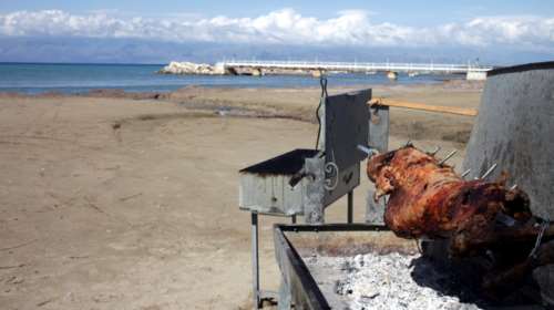 Σούβλισμα με καύσωνα: Έρχεται το πιο ζεστό Πάσχα των τελευταίων 40 ετών