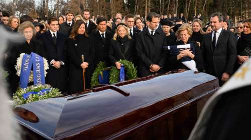 Τέως βασιλιάς Κωνσταντίνος: Τα κλαδιά ελιάς, τα δάφνινα στεφάνια και τα συνθήματα για τον Παύλο - Όσα έγιναν στο Τατόι [Εικόνες]