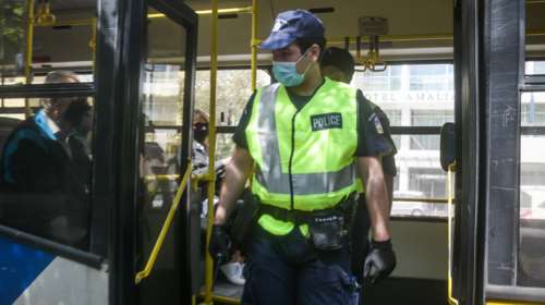 Κορονοϊός: Μπαράζ ελέγχων για τα μέτρα προφύλαξης - Εφοδοι της αστυνομίας σε Μέσα Μεταφοράς και κλειστούς χώρους