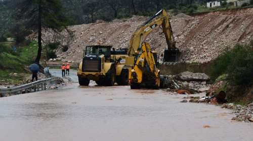 Κακοκαιρία Byron: Πλημμυρισμένοι δρόμοι, εγκλωβισμένοι πολίτες, μπαράζ 112 - Φόβοι υπερχείλισης του Σαραντάπορου [εικόνες - βίντεο]