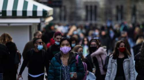 Παραμονή Χριστουγέννων: Βγήκαν στους δρόμους σε Αθήνα και Θεσσαλονίκη - Ουρές σε τράπεζες &amp; σούπερ μάρκετ [Εικόνες]