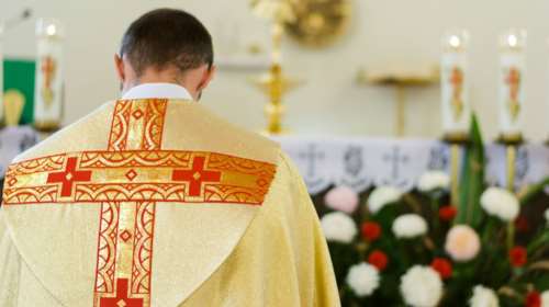 Σκάνδαλο στην Καθολική Εκκλησία Ελλάδας: Ιερείς ξέπλυναν 3 εκατ. ευρώ μαύρο χρήμα σε... νυχτερινά κέντρα