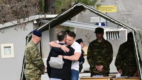 Θήβα: Η στιγμή που ο Στέφανος Κασσελάκης περνά την πύλη του στρατοπέδου - Τον συνόδευσε ο πατέρας του [εικόνες-βίντεο]
