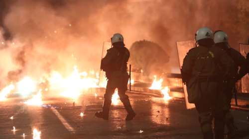 Πολυτεχνείο: Σοβαρά επεισόδια μετά τις πορείες σε Θεσσαλονίκη και Πάτρα - Μολότοφ και χημικά [Εικόνες - Βίντεο]