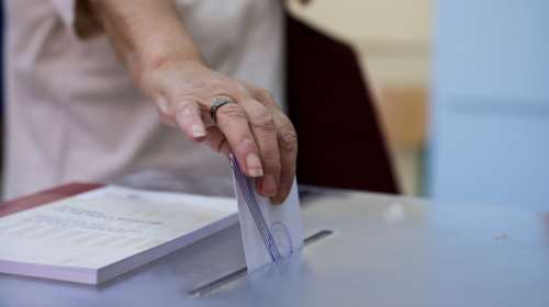 Δημοσκόπηση Interview: Πτώση για ΝΔ - ΠΑΣΟΚ, τρίτος ο Βελόπουλος, στο 8,2% η Κωνσταντοπούλου