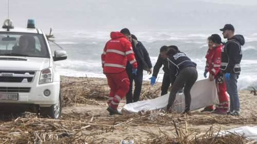 Καλαβρία: Πώς έγινε το ναυάγιο με 45 νεκρούς μετανάστες - Φόβοι ότι τα θύματα θα ξεπεράσουν τα 100 [εικόνες]