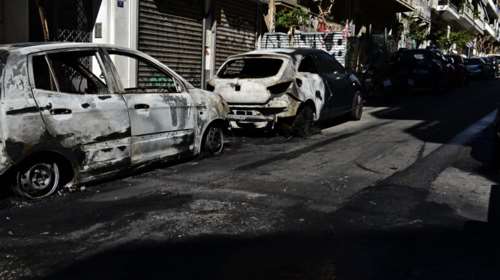 Εξάρχεια: Καμένα ΙΧ και τραυματίας αστυνομικός από τα επεισόδια - Σύνδεση με τη βόμβα στη Hellenic Train εξετάζει η ΕΛΑΣ