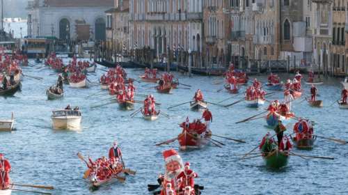 Η μαγεία των Χριστουγέννων φτάνει με γόνδολα στη Βενετία: Εκατοντάδες Άγιοι Βασίληδες πλημμύρισαν τα κανάλια