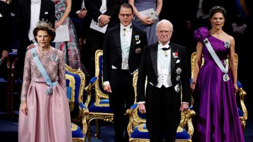 Με κοσμήματα από διαμάντια και λαμπερές τιάρες η βασιλική οικογένεια της Σουηδίας στην τελετή για τα βραβεία Νόμπελ