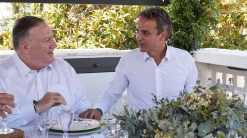 Μητσοτάκης  - Πομπέο: Οι πρώτες εικόνες από το παραδοσιακό γεύμα στο πατρικό του πρωθυπουργού στα Χανιά [Βίντεο}