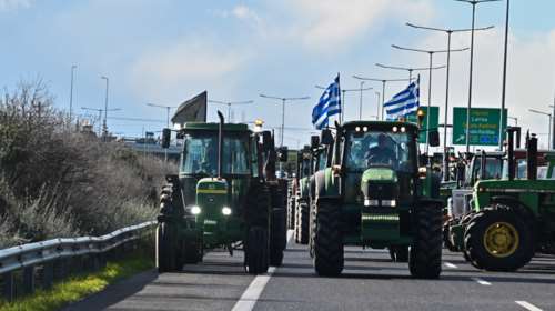 Live: Τα αγροτικά μπλόκα κόβουν στα δύο τη χώρα - Οι παραγωγοί κλείνουν εθνικές οδούς, διόδια, σήραγγες