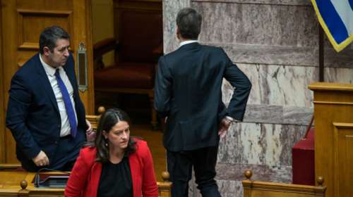 Απρόοπτο με τον Μητσοτάκη: Η στιγμή που αποχωρεί από τη Βουλή γιατί πονάει στη μέση - Η ενημέρωση από τον Τασούλα