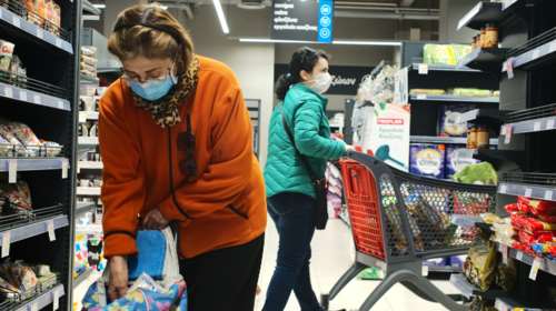 Σαρωτικό κύμα ανατιμήσεων και στα είδη πρώτης ανάγκης - Ποια προϊόντα χτυπά η ακρίβεια [πίνακας]