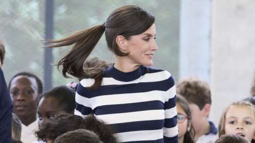 Parisian chic: Η βασίλισσα Λετίσια υιοθέτησε το look κομψής Γαλλίδας με Breton top και cigarette παντελόνι