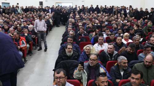 Σε εξέλιξη η πανελλαδική σύσκεψη των αγροτών στη Νίκαια: &quot;Ο κ. Μητσοτάκης κλείνει μόνος του συναντήσεις…&quot;