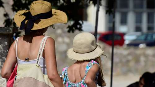 Ανελέητος καύσωνας σε όλη τη χώρα: Πού θα &quot;χτυπήσουν&quot; τα 44άρια - Τρίτη ημέρα αφόρητης ζέστης