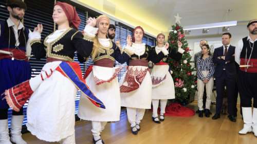 Τα &quot;άκουσε&quot; ο Στέφανος Κασσελάκης: Χριστουγεννιάτικα κάλαντα με ήχους κρητικής λύρας στην Κουμουνδούρου