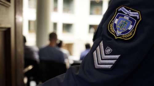 Αδιανόητη φρίκη από τις καταγγελίες για τον αστυνομικό της Βουλής: Ανάγκαζε και τη σύζυγό του να ασελγεί στα παιδιά