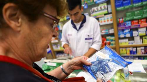 Κορονοϊός: Ο Μακρόν επιτάσσει όλα τα αποθέματα προστατευτικών μασκών