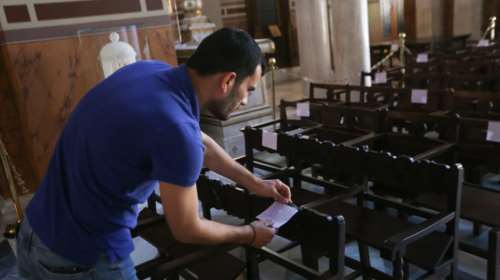 Ετοιμες να ξαναλειτουργήσουν οι εκκλησίες την Κυριακή - Σε απόσταση τα καθίσματα [εικόνες]