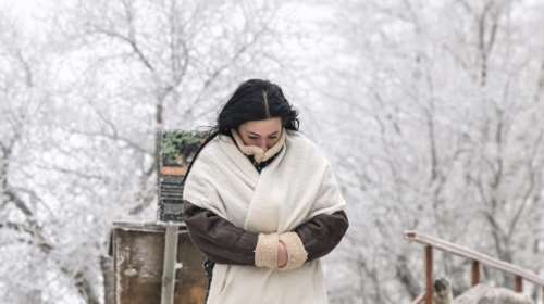 Σε εξέλιξη η ψυχρή εισβολή με χιόνια, τσουχτερό κρύο και θυελλώδεις ανέμους -Νέα επιδείνωση από το βράδυ της Τρίτης