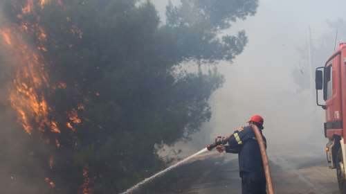 Αρτέμιδα: Σε ύφεση η φωτιά - Εκκενώθηκε ο οικισμός Αγία Κυριακή [βίντεο - εικόνες]