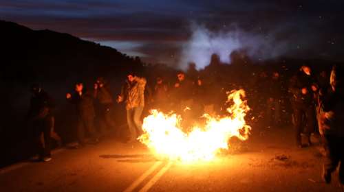 Λέσβος: &quot;Μάχες&quot; σώμα με σώμα στους δρόμους ανάμεσα σε πολίτες και Αστυνομία [Βίντεο]