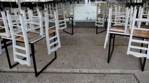 Αντιδρούν οι επιχειρηματίες της εστίασης στα νέα μέτρα: Βροχή οι ακυρώσεις - &quot;Είναι σαν μνημόσυνο χωρίς μουσική&quot;