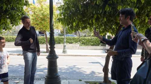 Επίσκεψη Μητσοτάκη στο Παγκράτι μετά τα κορονο-πάρτι