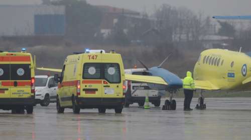 Εφτασαν στη Θεσσαλονίκη από τη Ρουμανία οι δύο τραυματίες οπαδοί του ΠΑΟΚ - Μεταφέρονται στο "Παπαγεωργίου"