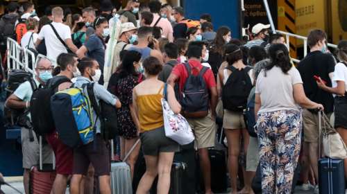 Πειραιάς: Ουρές και αυστηροί έλεγχοι στο λιμάνι - Φεύγουν οι αδειούχοι του Δεκαπενταύγουστου [εικόνες]