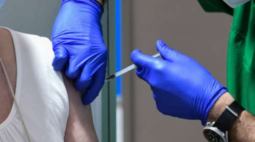 Κορονοϊός: Αύριο ανοίγει η πλατφόρμα για τον κατ’ οίκον εμβολιασμό - Εμβόλιο αυθημερόν για όλους από την Τρίτη