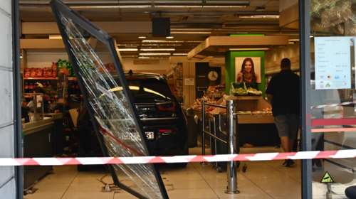 Νίκαια: Πώς η οδηγός μπούκαρε με το ΙΧ σε σούπερ μάρκετ - "Πάρτε τη να μην τη βλέπω" φώναζε ο πατέρας του παιδιού που χτύπησε