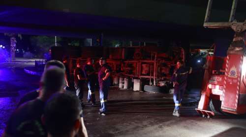 Ασπρόπυργος: Τραγωδία με νεκρό πυροσβέστη μετά από ανατροπή πυροσβεστικού -  Δύο τραυματίες [εικόνες, βίντεο]