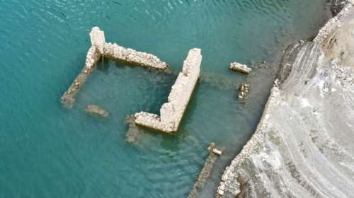 Η λειψυδρία απειλεί την Αθήνα: Στερεύει ο Μόρνος - Αναδύονται τα βυθισμένα σπίτια από το χωριό Κάλλιο [εικόνες]